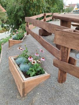 urejena okolica na Rudarskem kotičku